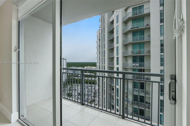 APT-1710 - 9055 Sw 73 Rd Ct, Condo with 2 bedrooms, 2 bathrooms and null parking in Pinecrest FL | Image 4