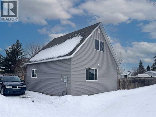 21 3 Ave W, Marshall, SK, S0M | Card Image