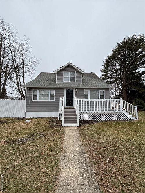 26 Roslyn St, Islip Terrace, NY, 11752-2710 | Card Image