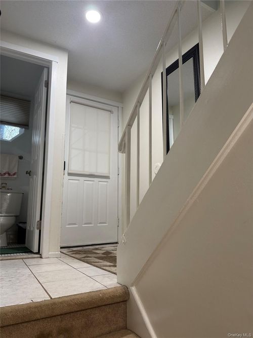 211 Treetop Cir, Nanuet, NY, 10954-1021 | Card Image