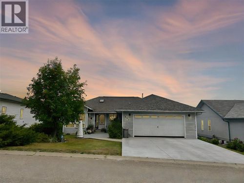 407 Cedar St, Creston, BC, V0B1G3 | Card Image