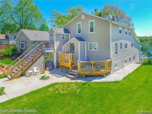 1349 Beach Dr, Lake Orion, MI, 48360-1270 | Card Image