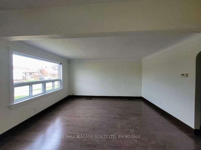 6476 Maranda St, Home with 4 bedrooms, 2 bathrooms and 3 parking in Niagara Falls ON | Image 5