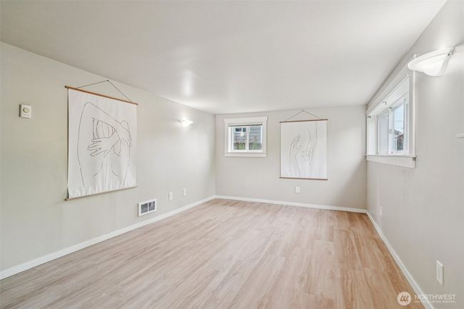Downstairs bedroom lots of light. | Image 18
