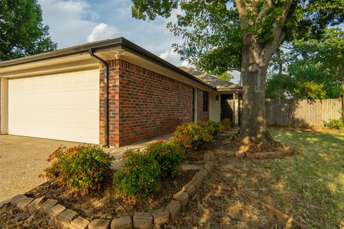 6616 Parkview Ln, North Richland Hills, TX, 76182-4638 | Card Image