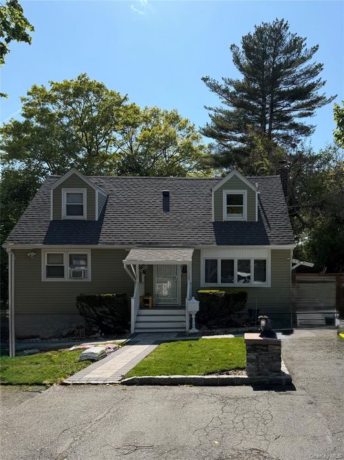 13 Cedarwood Dr, Huntingtn Sta, NY, 11746-1304 | Card Image