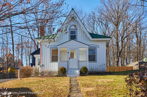 16 Oak St, Rhinebeck, NY, 12572-1303 | Card Image