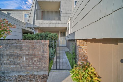 d-640 Burgundy Ct, Elk Grove Village, IL, 60007-3576 | Card Image