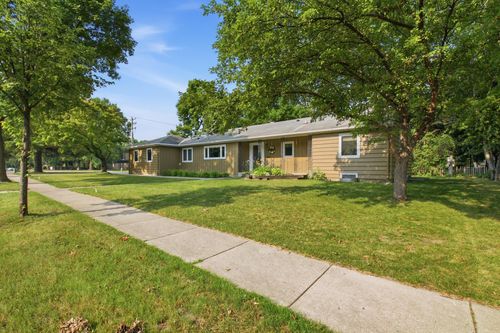 1128 11th St Sw, Willmar, MN, 56201-3033 | Card Image