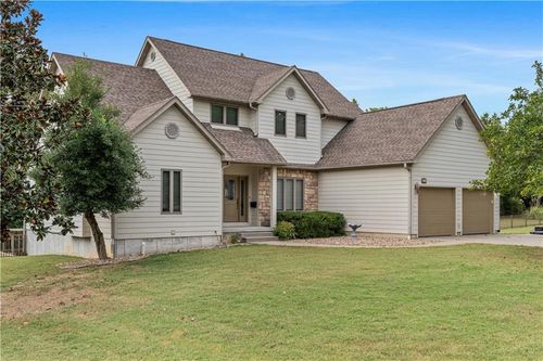 811 Timberbrook Dr, Nevada, MO, 64772-3056 | Card Image