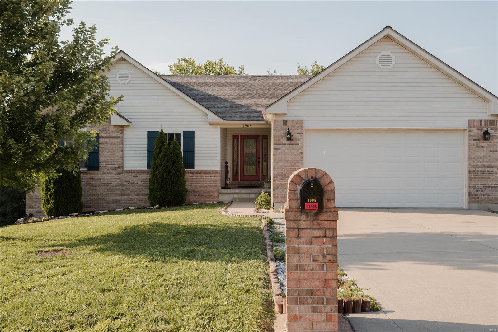 Jessica Hills Ct, Washington, MO 63090