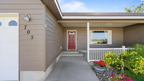 705 Cherry Ln, Grandview, WA, 98930-1484 | Card Image