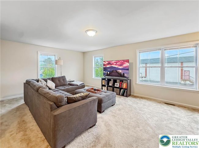 32 W Clark St, House other with 4 bedrooms, 4 bathrooms and null parking in HELLERTOWN PA | Image 5