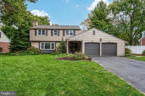 1221 Country Club Dr, LANCASTER, PA, 17601-5207 | Card Image