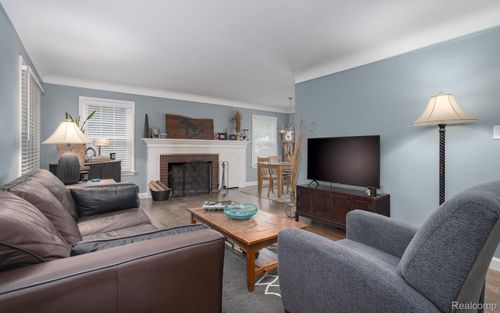 27714 California Dr Ne, Lathrup Village, MI, 48076-3577 | Card Image