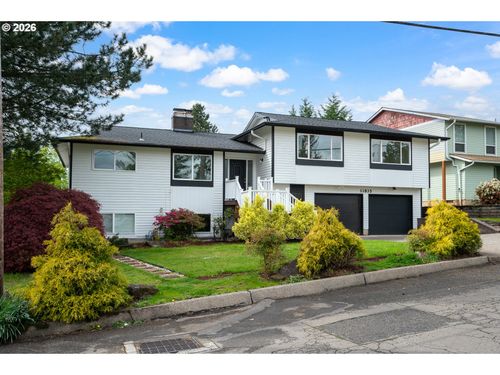 11835 Se Valley View Ter, Happy Valley, OR, 97086-8677 | Card Image