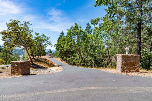 712 Colleen Ct, Grants Pass, OR, 97527-8741 | Card Image