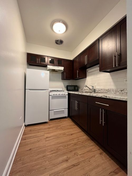 206-516 W Melrose Street, Chicago, IL, 60657 | Card Image