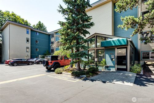 apt-403-2210 Ne 92nd St, Seattle, WA, 98115-3375 | Card Image