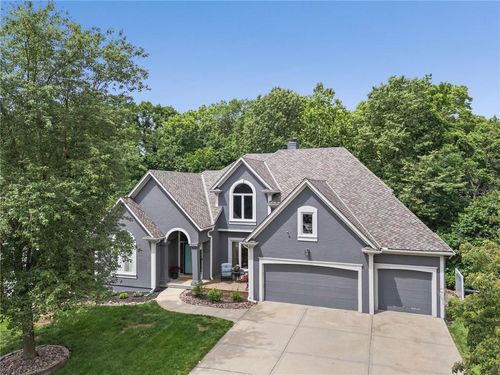 5812 Manor Ln, Parkville, MO, 64152-6063 | Card Image