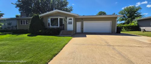 907 Senior Avenue, Dickinson, ND, 58601 | Card Image
