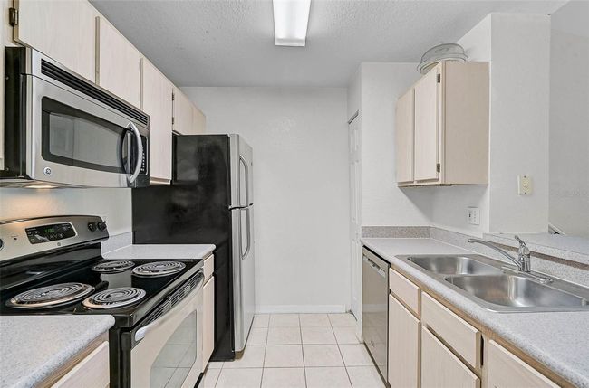 APT-204 - 8827 Manor Loop, Condo with 2 bedrooms, 2 bathrooms and null parking in Lakewood Ranch FL | Image 9