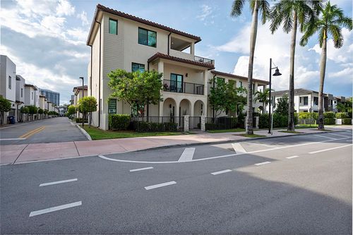 8321 Central Park Blvd, Doral, FL, 33166-5543 | Card Image