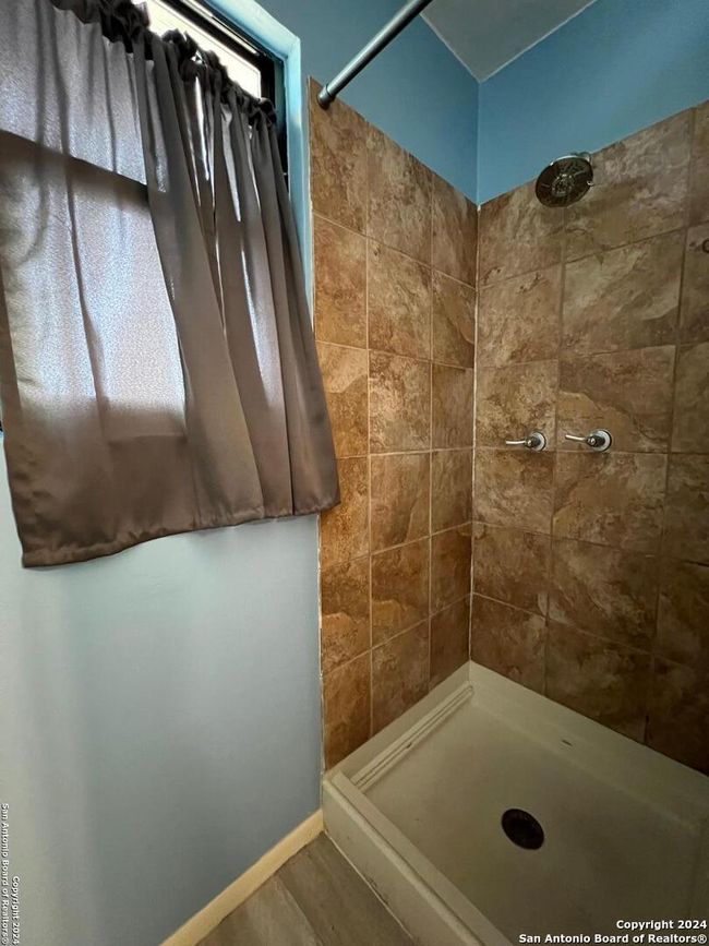 302 N Sheep Hill Rd, House other with 2 bedrooms, 1 bathrooms and null parking in Dilley TX | Image 4