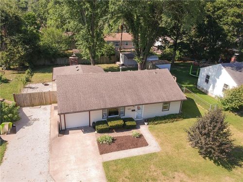 1305 Ne 67th Pl, Gladstone, MO, 64118-3527 | Card Image