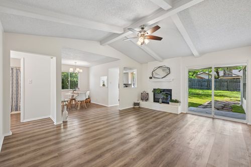 914 Hillside Oaks Dr, Austin, TX, 78745-5552 | Card Image