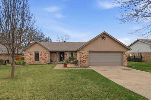 433 Overcrest Dr, Benbrook, TX, 76126-4044 | Card Image