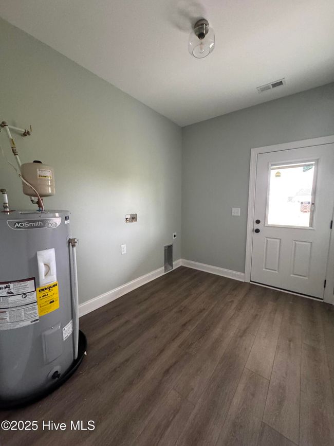 Laundry Room | Image 16