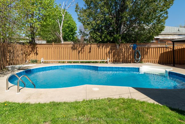 14 Albion Cres, House attached with 5 bedrooms, 3 bathrooms and 4 parking in Brampton ON | Image 37