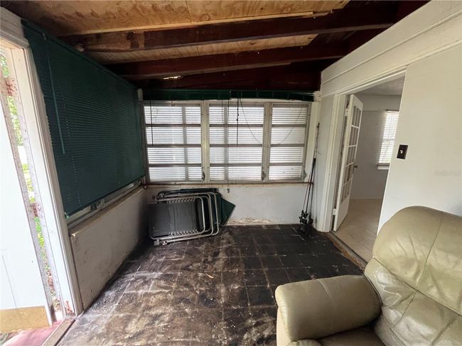 enclosed side porch | Image 39