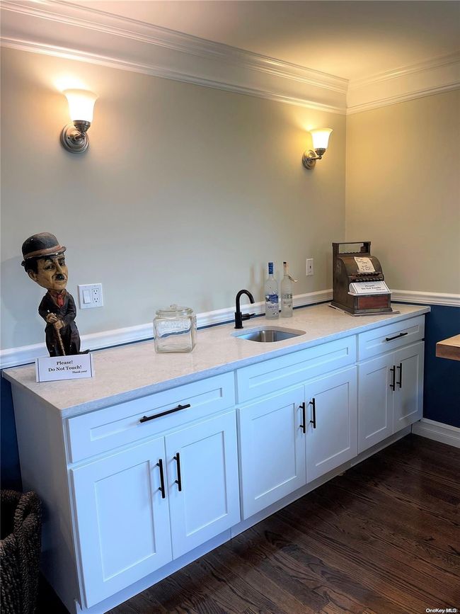 Wet Bar in Den | Image 6