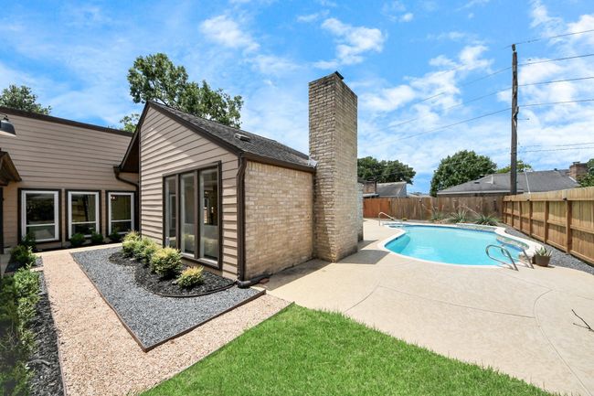 walk way to the pool from front entrance of the home | Image 43