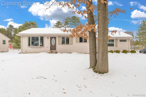 2140 W Drahner Rd, Oxford, MI, 48371-4406 | Card Image