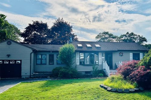 38 Hayward St, Patchogue, NY, 11772-1520 | Card Image