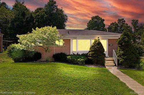 861 Squire Ln, Milford, MI, 48381-1785 | Card Image
