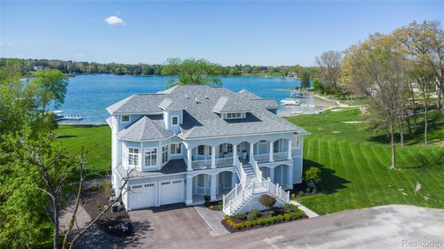 10195 Bennett Lake Rd, Fenton, MI, 48430-8734 | Card Image