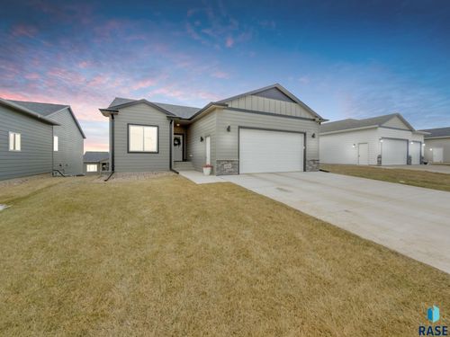 7821 E 44th St Street, Sioux Falls, SD, 57110 | Card Image