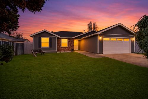 959 Westrop Dr, Central Point, OR, 97502-4840 | Card Image