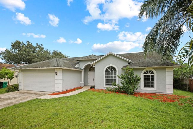 562 Sw Badger Ter, House other with 3 bedrooms, 2 bathrooms and null parking in Port St. Lucie FL | Image 5