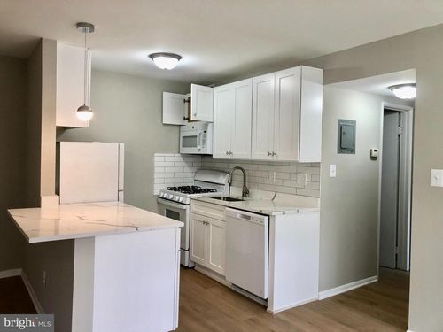 f104-4367 Americana Dr, ANNANDALE, VA, 22003-5369 | Card Image