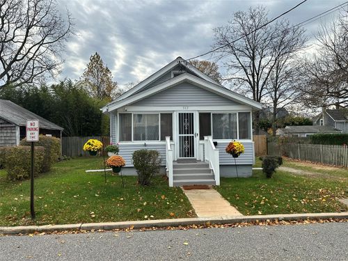517 Flint St, Greenport, NY, 11944-1841 | Card Image