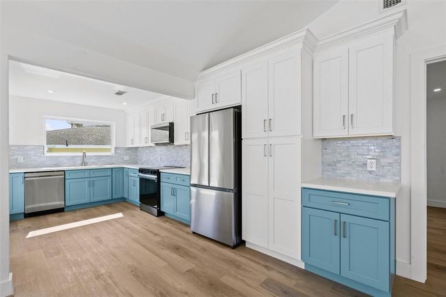 All NEW Stainless Appliances w/ Beautiful designer backsplash | Image 11