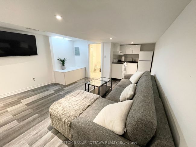 323 Montfort St, Home with 2 bedrooms, 3 bathrooms and 3 parking in Vanier ON | Image 27