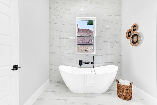 Primary Bathroom | Image 20