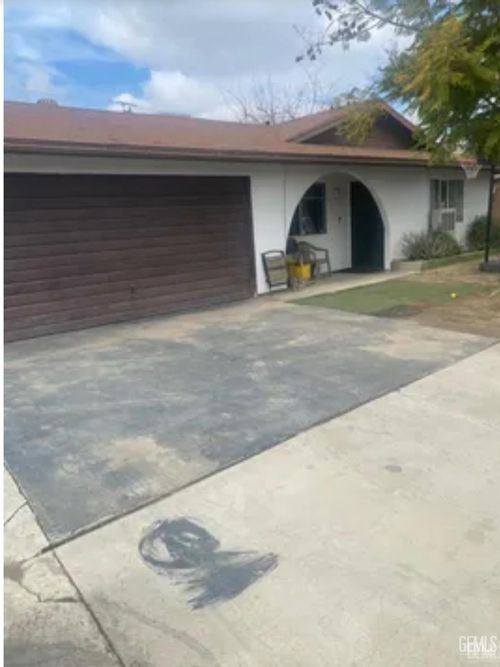 5721 Garber Way, Bakersfield, CA, 93307-5328 | Card Image