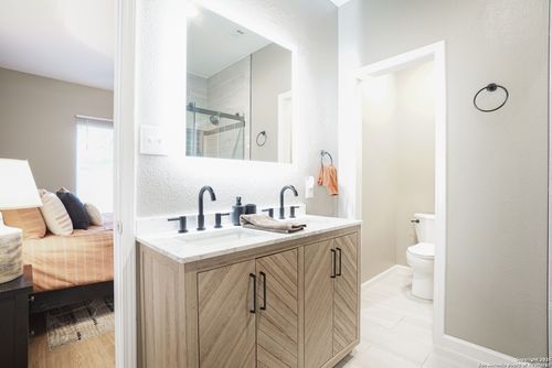 83-83 Chapel Hill Cir, San Antonio, TX, 78240-3903 | Card Image